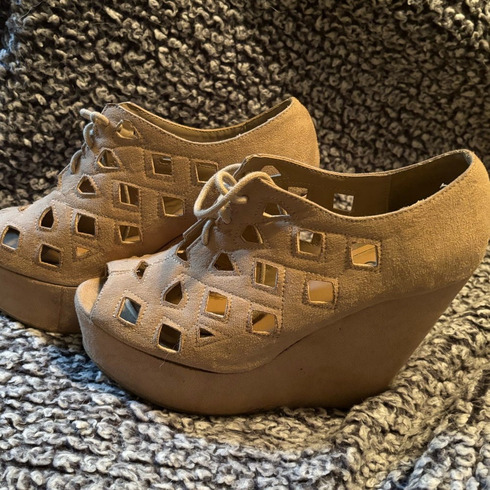 Summer wedges